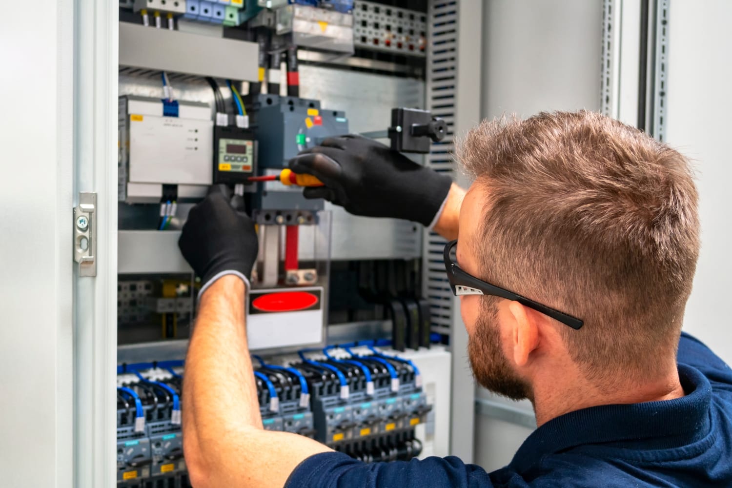 DGUV V3 Prüfung: Gesetzliche Pflicht zur regelmäßigen Überprüfung elektrischer Anlagen