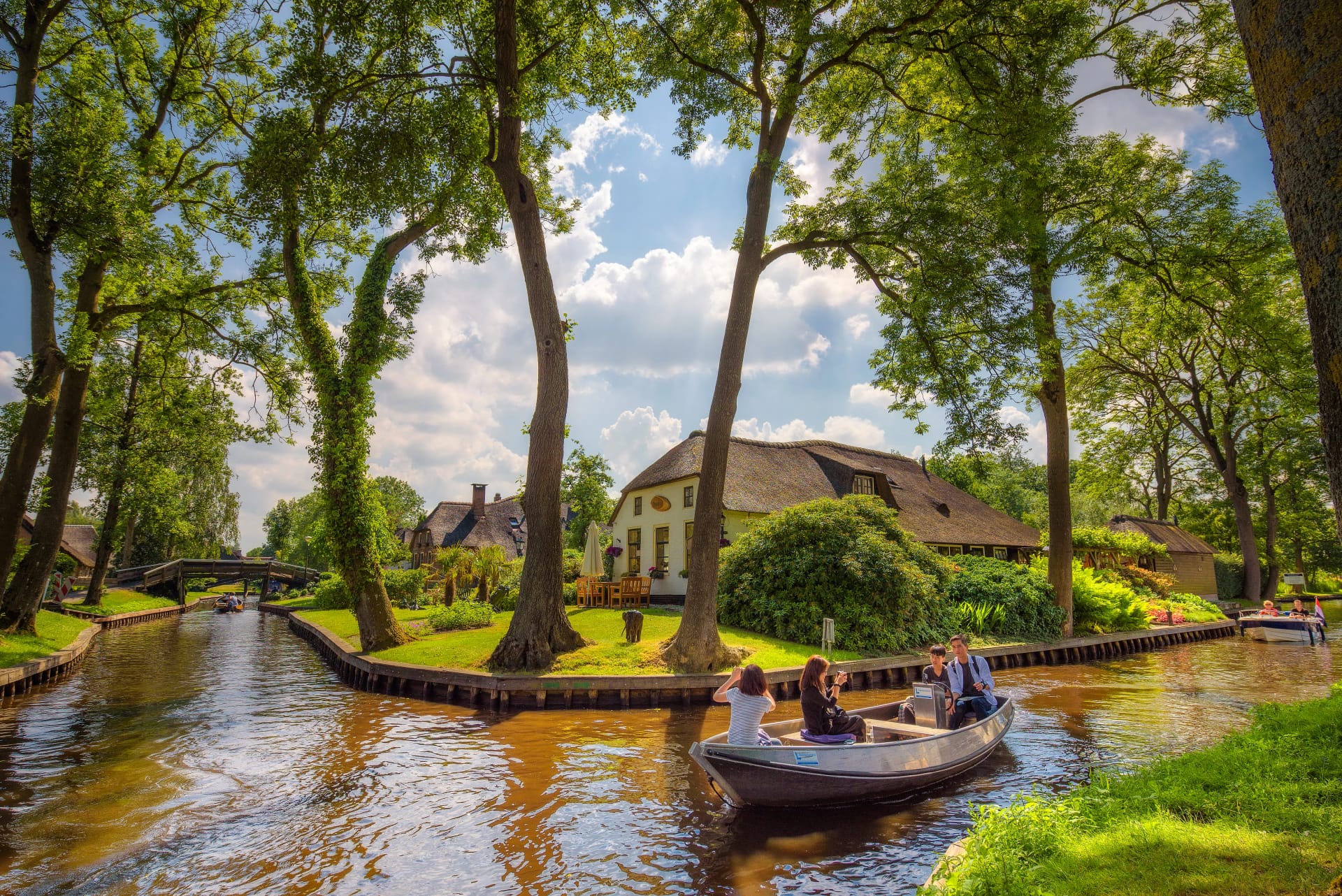 Giethoorn Bootsverleih: Flexibel durch die Kanäle des idyllischen Dorfes gleiten