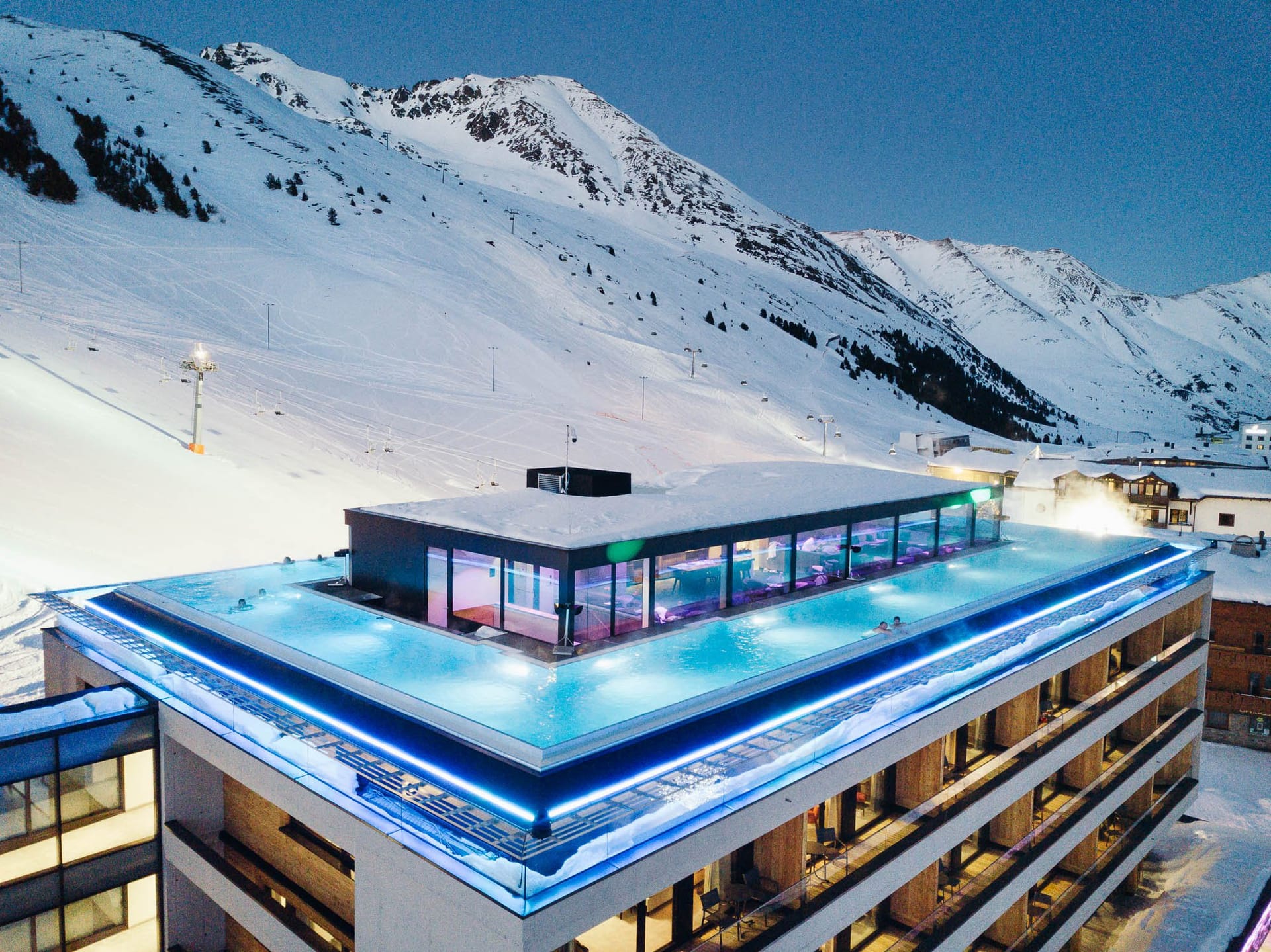 Entspannung pur im Wellnesshotel Tirol: Pools mit Alpenblick für unvergessliche Ferien