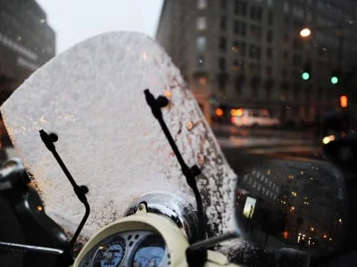 Wie eine Windschutzscheibe Motorrad Fahrten auf langen Strecken erleichtert