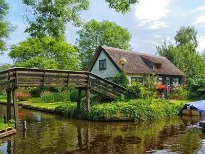 Giethoorn Bootsverleih: Flexibel durch die Kanäle des idyllischen Dorfes gleiten