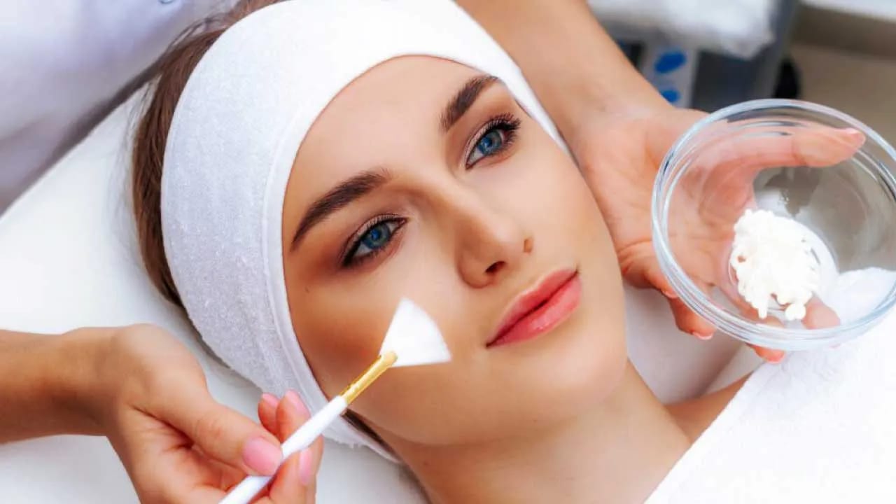 So hilft das richtige Peeling gegen Akne, Pigmentflecken und Falten