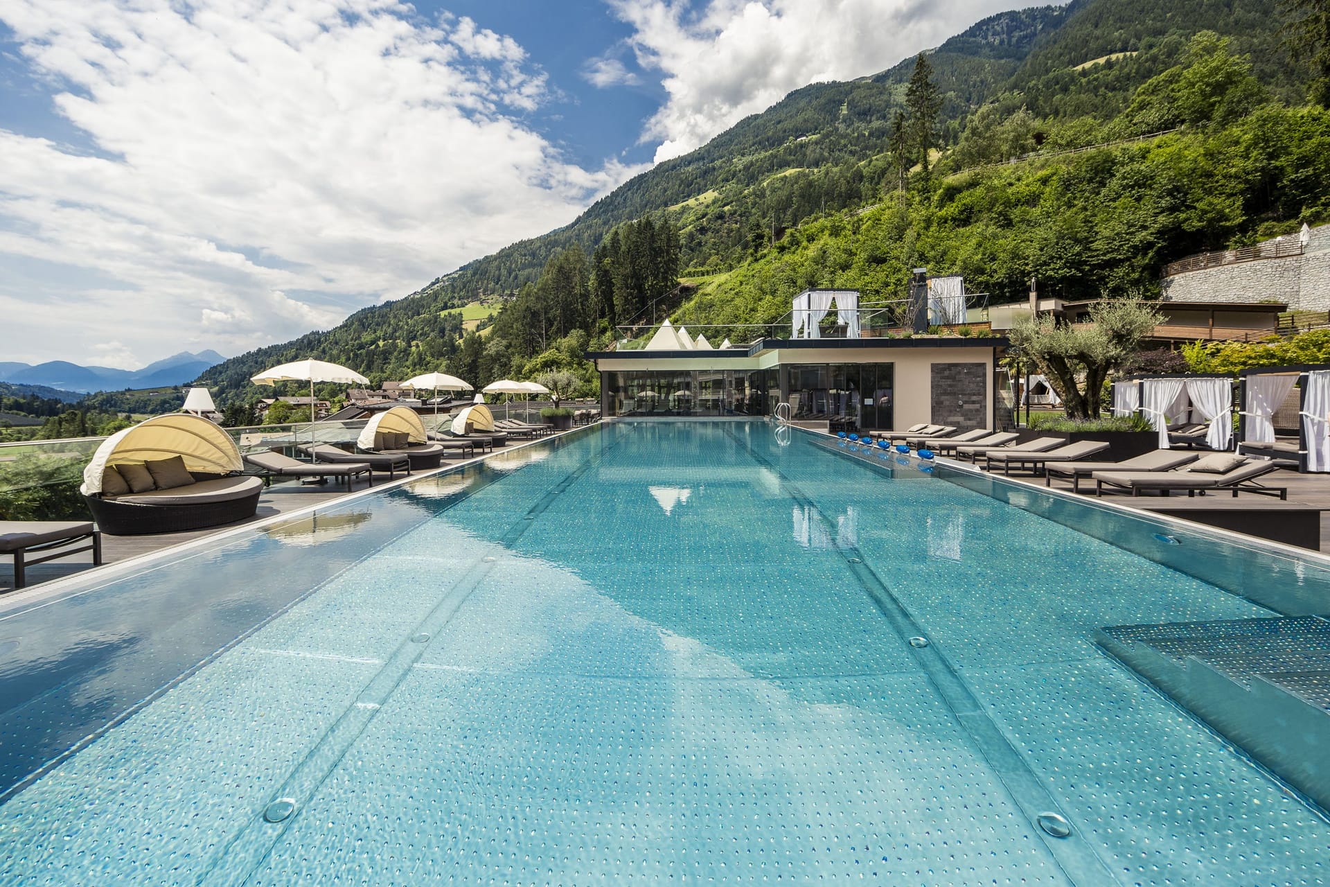 Hotel mit Pool Tirol: Ihre perfekte Auszeit in den Alpen