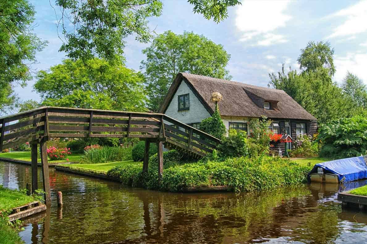 Giethoorn Bootsverleih: Flexibel durch die Kanäle des idyllischen Dorfes gleiten